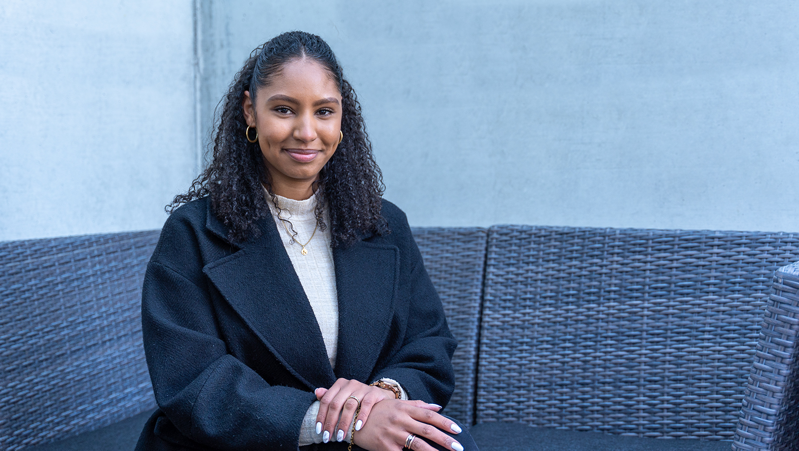 Jelisha Tubajiki sitzt im Innenhof des Regionalgefängnisses Thun.